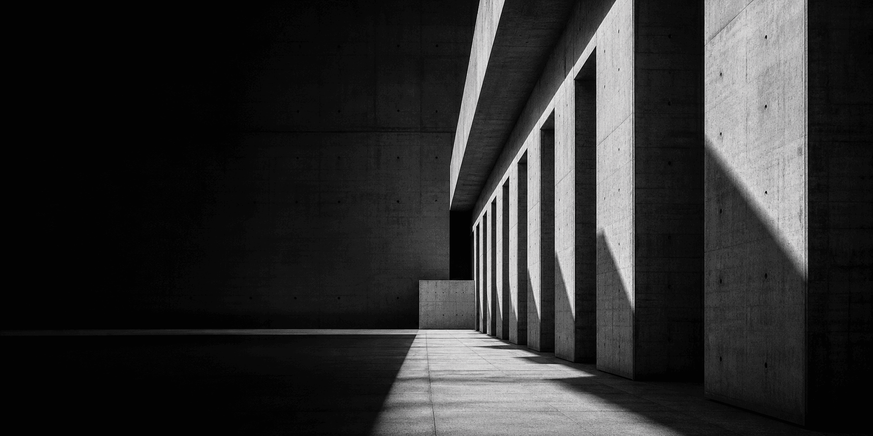 Corredor arquitetônico com luz projetada.