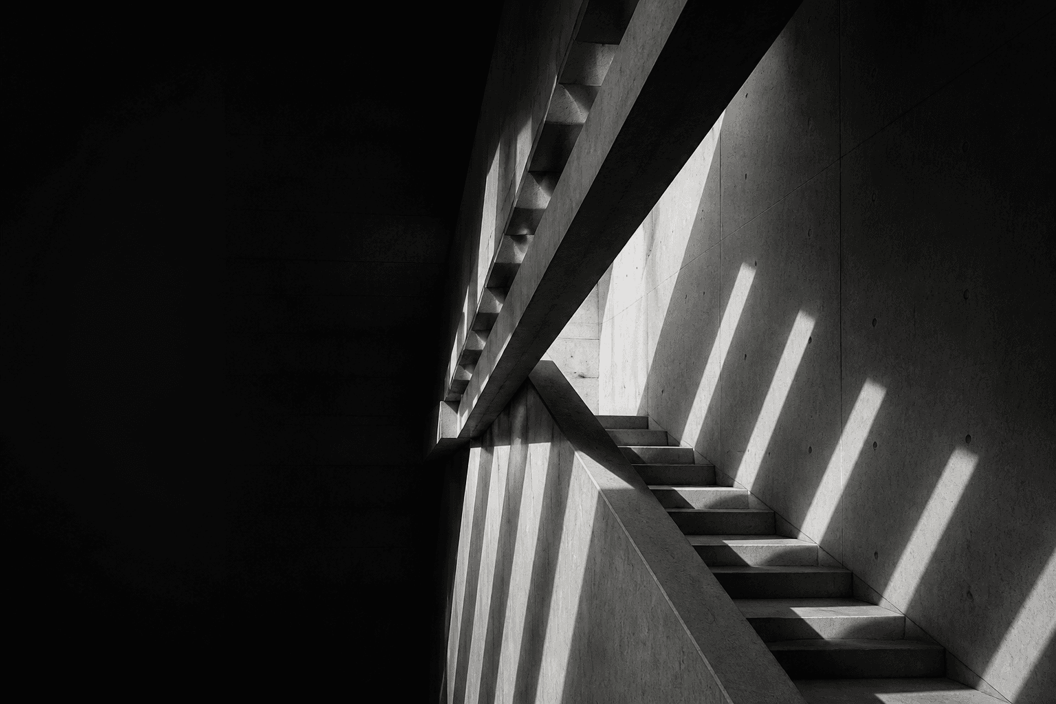 Escadaria brutalista com sombras geométricas.